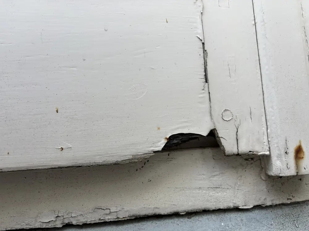 Houtrot in de onderdorpel van een balkondeur