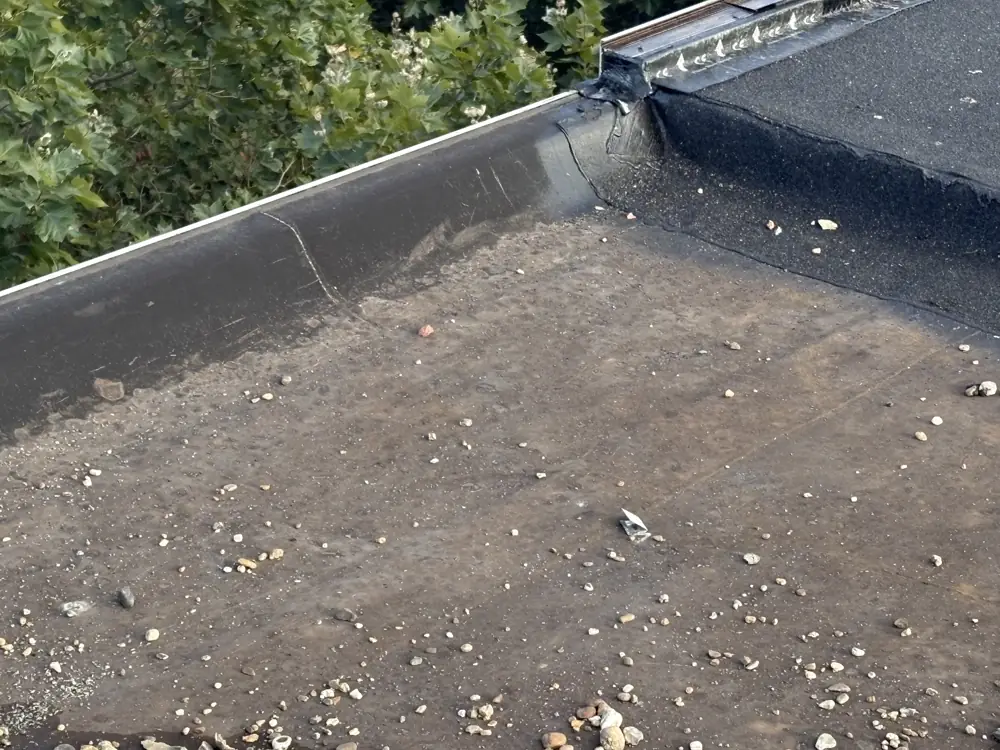 Bitumen dakbedekking in goede staat met nette dakrand