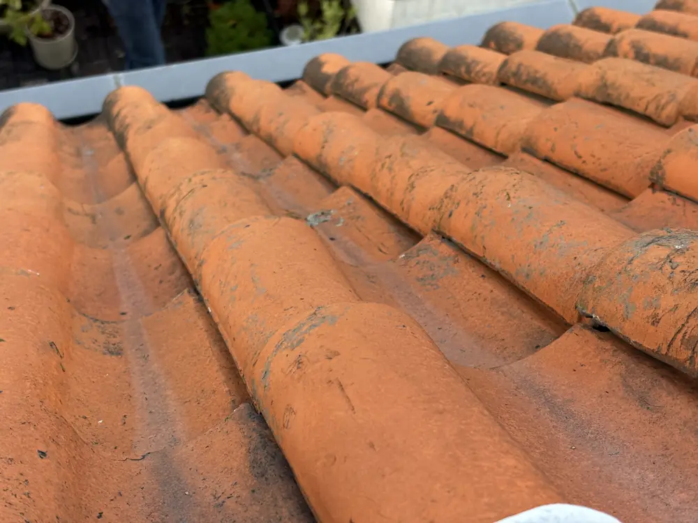 Gave dakpannen zonder breuk of verschuiving