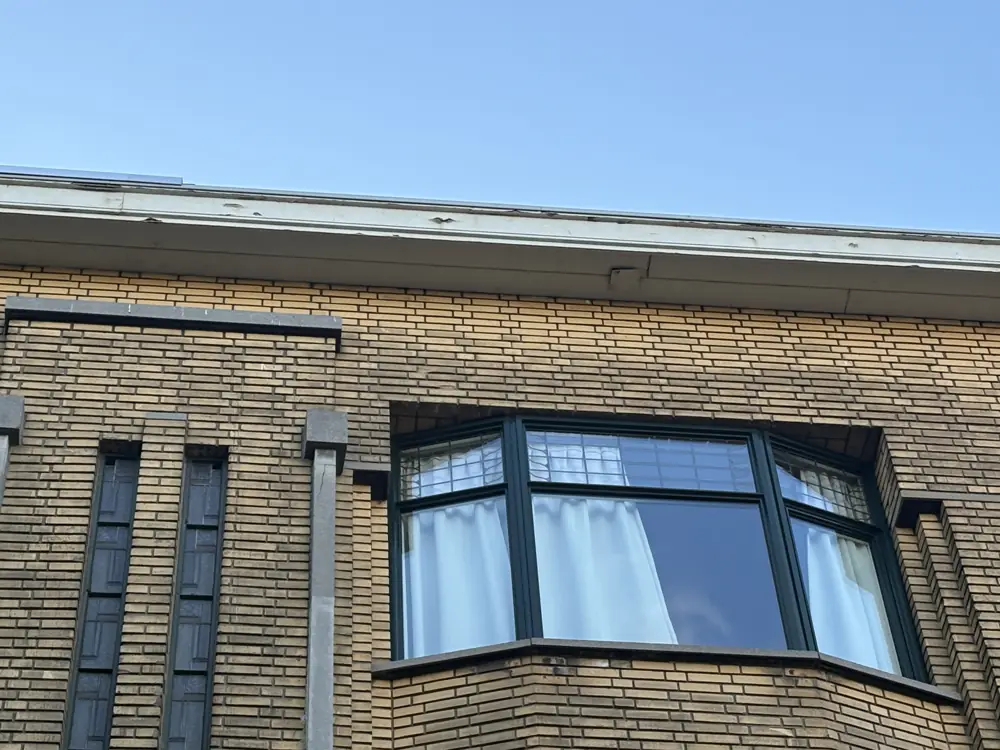 Gevel met goed onderhouden kozijnen