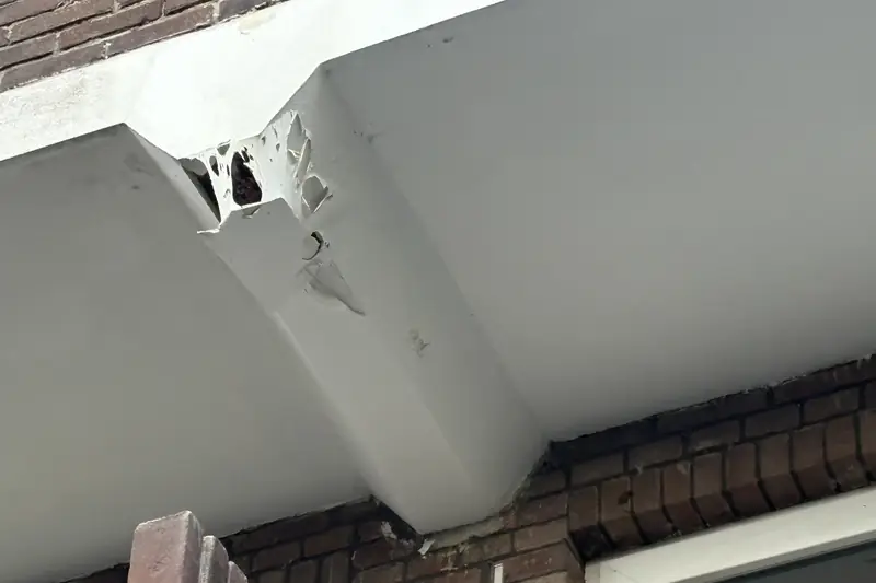 Betonschade aan de rand van een balkon