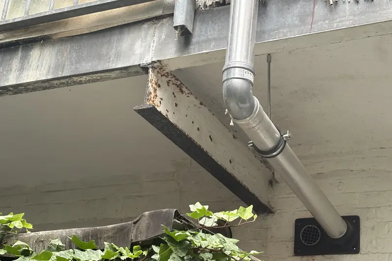 Roest op een stalen balkonligger