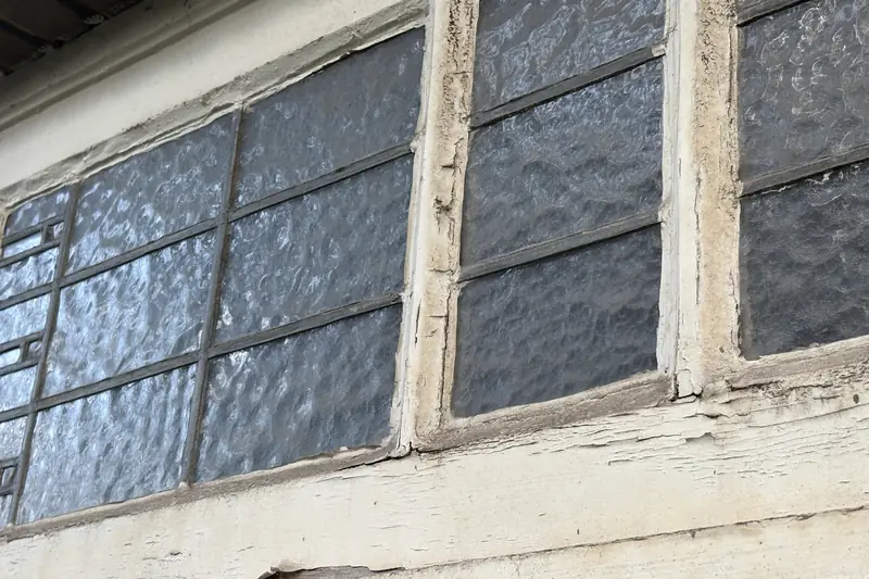 Houten kozijn met gebreken in het schilderwerk