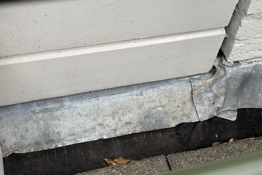 Loodaansluiting aan de voet van een dak