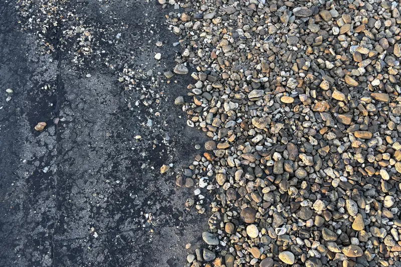 Plat dak met bitumen dakbedekking en grind
