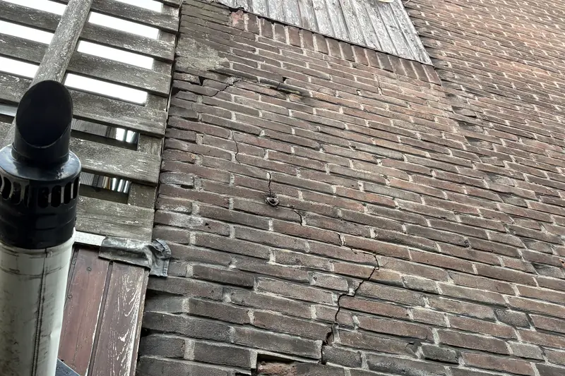 Trapvormige scheur in gemetselde gevel