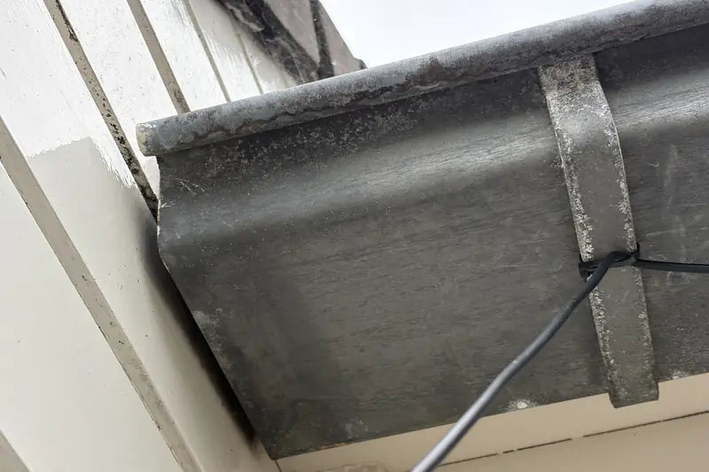 Detail van een zinken dakgoot met soldeernaad